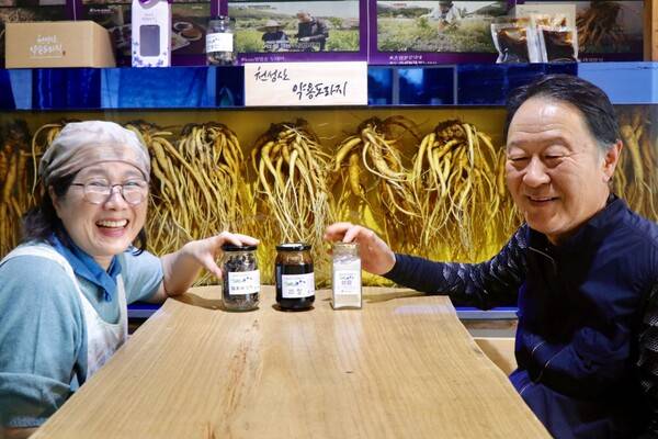 김걸환·권용순 부부가 천성산약용도라지 효능을 설명하고 있다. /이현희 기자