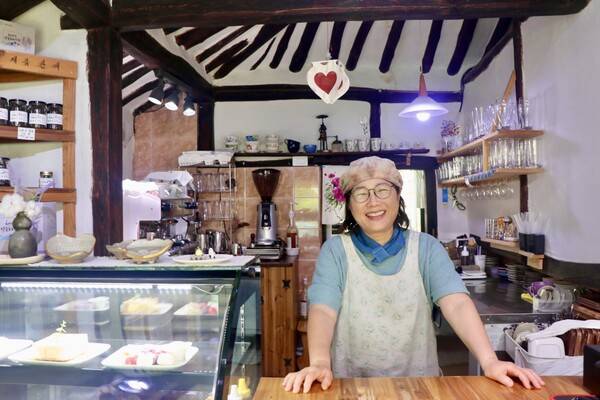 권용순 씨가 카페 도라지에서 손님을 맞이하고 있다. /이현희 기자