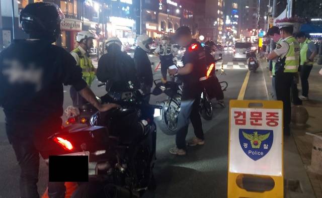 지난 19일 부산 해운대경찰서와 남부경찰서가 야간 불법 오토바이 단속에 나섰다. 남부경찰서 제공