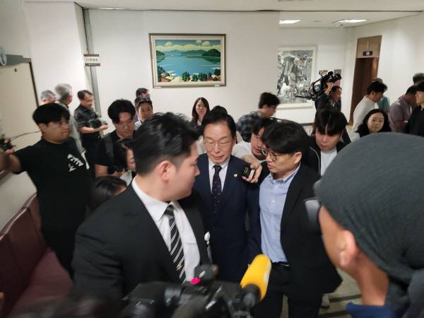 임종식 경북도교육감이 19일 대구고법에서 열린 2심에서 무죄 선고를 받고 법정을 빠져나가고 있다. 전재용 기자