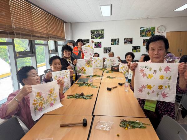 군위재가노인돌봄센터 어르신들이 17일, 경북 칠곡군 국립칠곡숲체원에서 산림복지 체험 프로그램에 참여하고 있다.군위재가노인돌봄센터