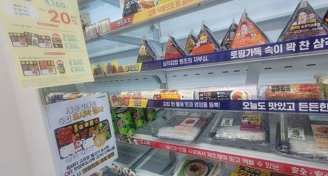 최근 외식 물가가 크게 오르면서 점심 값이 급상승하는 '런치플레이션' 현상이 심화되면서 주머니가 가벼운 직장인들이 편의점 등 가성비 점심 식사를 할 수 있는 곳으로 몰리고 있는 가운데 18일 오후 대구시 수성구의 한 편의점에 도시락, 김밥, 삼각김밥 등이 진열되어 있다. 권영진 기자