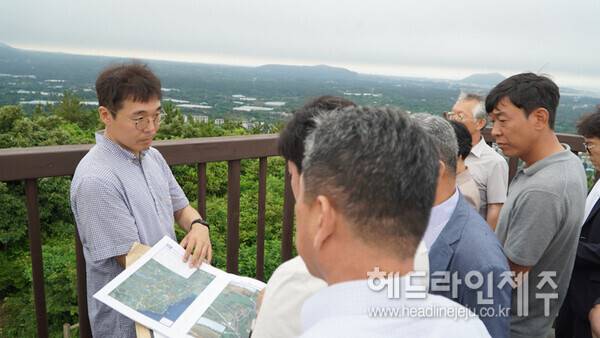 제주 제2공항 환경영향평가협의회가 성산읍 현장을 살펴보고 있다. ⓒ헤드라인제주
