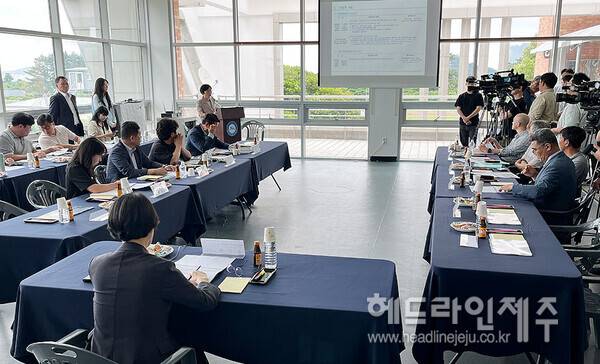 제2공항 환경영향평가 협의회 위원들이 19일 성산읍 현장에서 사업 설명을 듣고 있다. ⓒ헤드라인제주