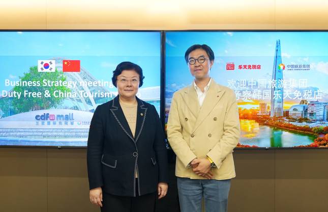 남궁표(오른쪽) 롯데면세점 마케팅부문장과 리우쿤(왼쪽) 중국여유그룹 부총경리가 기념사진을 촬영하고 있다./사진제공=롯데면세점