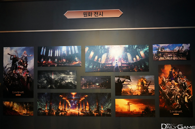 행사장 복도에 원화가 전시됐다.