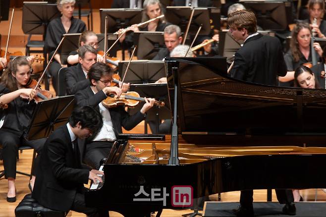 지난 11일 서울 서초구 예술의전당 콘서트홀에서 열린 지휘자 클라우스 메켈레와 파리 오케스트라의 내한공연. 피아니스트 임윤찬의 협연 장면.(사진=빈체로)