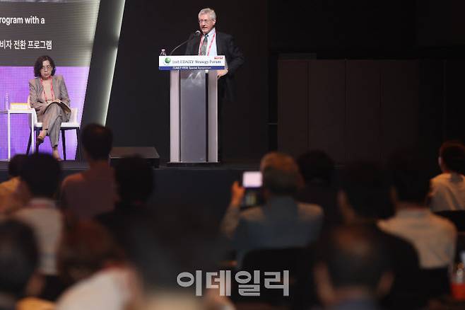 제임스 리치오 MDRC 수석 연구원이 19일 서울 중구 장충동 서울신라호텔에서 열린 ‘제16회 이데일리 전략포럼’에서 ‘과학적으로 설계된 이민정책의 중요성’ 주제로 발표하고 있다.(사진=이데일리 이영훈 기자)