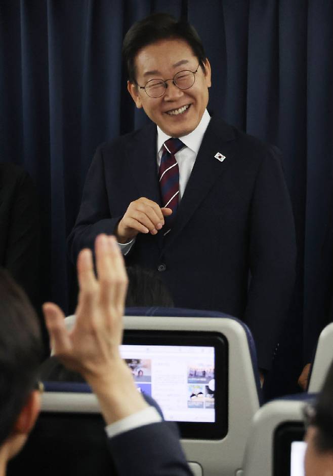 캐나다 주요 7개국(G7) 정상회의를 마친 이재명 대통령이 18일 서울공항을 향하는 공군 1호기에서 기자들과 G7 관련 대화를 하고 있다. (사진=연합뉴스)