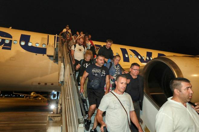 18일(현지시간) 이스라엘에서 피난한 사람들이 불가리아 소피아의 바실 레프스키 소피아 공항에 도착해 비행기에서 내리고 있다. (사진=불가리아 외무부 제공/로이터)