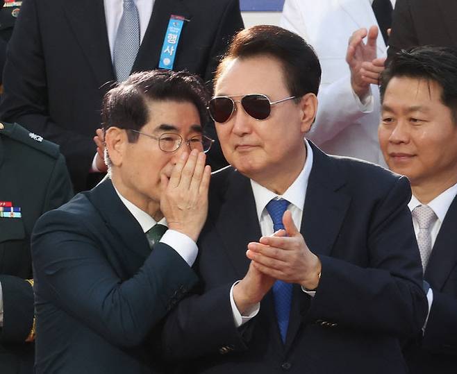 윤석열 전 대통령이 지난해 10월 1일 서울 광화문광장에서 열린 국군의날 기념 시가행진행사에서 김용현 국방부 전 장관과 이야기하고 있다 (사진=대통령실사진기자단)