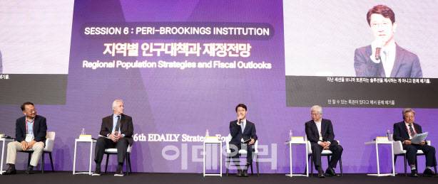 유일호 전 경제부총리(왼쪽부터)와 로버트 푸엔테 브루킹스 메트로 부소장, 김윤상 전 기획재정부 2차관, 심교언 국토연구원장, 이원재 부동산연구원장(전 국토교통부 차관)이 19일 서울 중구 장충동 서울신라호텔에서 열린 ‘제16회 이데일리 전략포럼’에서 ‘지역별 인구대책과 재정전망’이란 주제로 패널들과 토론을 하고 있다. ‘뒤집힌 인구 피라미드…축의 전환 길을 찾다’ 주제로 이틀간 진행하는 ‘제16회 이데일리 전략포럼’은 눈앞에 닥친 초고령사회에 대한 보다 현실적인 고민과 해법을 모색하기 위해 마련됐다.(사진=방인권 기자)