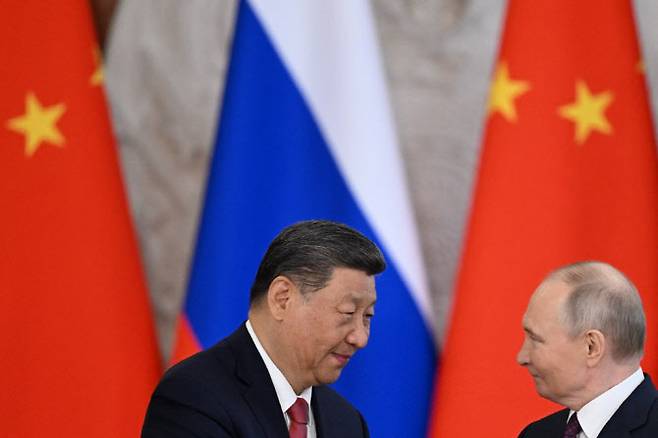시진핑(왼쪽) 중국 국가주석과 블라디미르 푸틴 러시아 대통령이 지난 5월 8일 러시아 모스크바 크렘린궁에서 대화하고 있다. (사진=AFP)