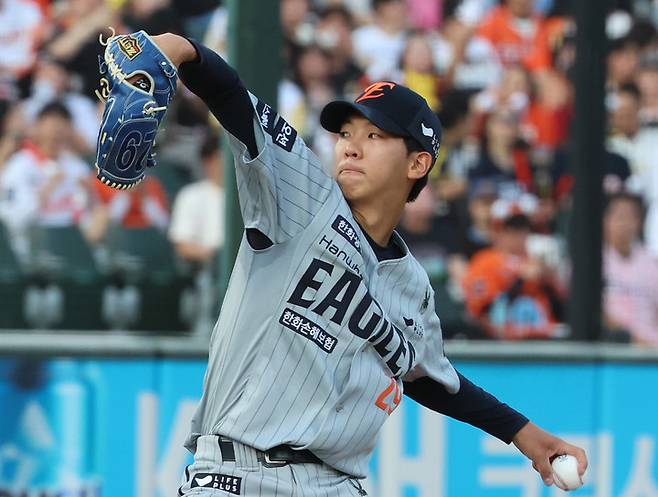 19일 부산 사직구장에서 열린 롯데와 경기에 선발 등판한 한화 황준서