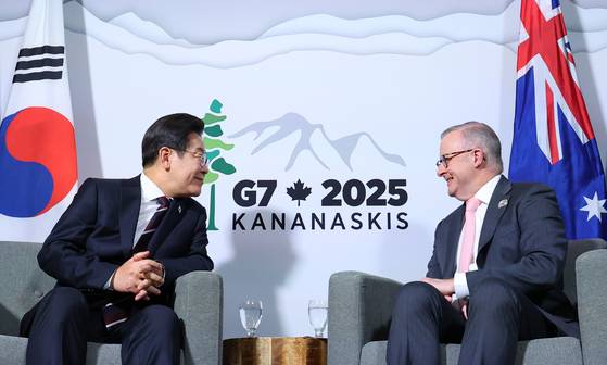 51차 주요 7개국(G7) 정상회의에 참석한 앤서니 앨버니지 호주 총리가 16일(현지시간) 캐나다 앨버타주 캘거리의 한 호텔에서 이재명 대통령과 한·호주 정상회담을 하며 발언하고 있다. 〈출처 : 연합뉴스〉