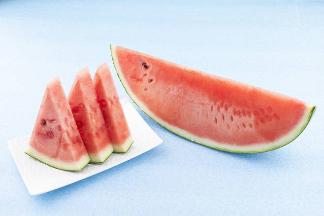 수분과 과즙이 풍부한 수박을 자주 섭취하면 라이코펜이 천연 자외선 차단제 역할을 할 수 있다. [사진= 게티이미지뱅크]