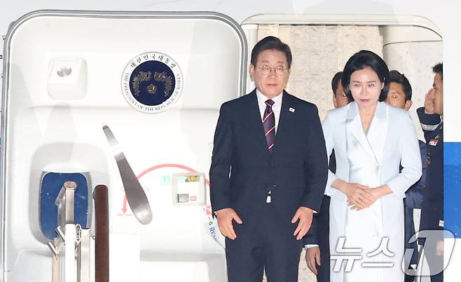 이재명 대통령과 부인 김혜경 여사가 19일 새벽 캐나다에서 열린 주요7개국(G7) 정상회의 참석을 마치고 경기도 성남 서울공항을 통해 귀국하고 있다. 2025.6.19/뉴스1 ⓒ News1 박세연 기자