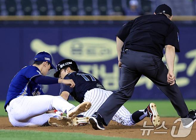 17일 오후 서울 송파구 잠실야구장에서 열린 프로야구 '2025 신한 SOL뱅크 KBO 리그' NC 다이노스와 LG 트윈스의 경기, 7회말 1사 주자 1루 상황 LG 신민재 타석때 1루 주자 박해민이 도루를 성공하고 있다. 2025.6.17/뉴스1 ⓒ News1 박정호 기자