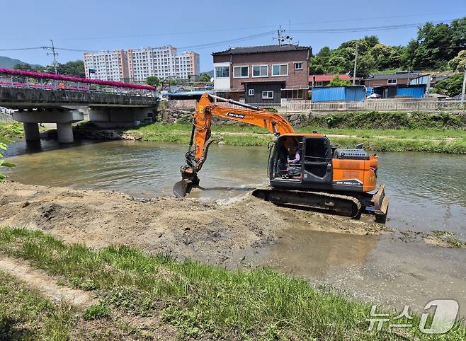 전북 진안군이 진안읍 중심을 흐르고 있는 진안천의 재해 예방과 하천 미관 개선을 위한 하천 준설 사업에 본격 착수했다.(진안군제공. 재판매 및 DB금지)2025.6.19/뉴스1