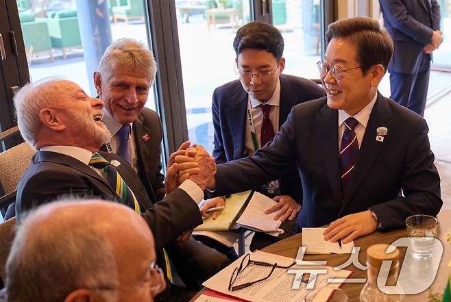 이재명 대통령이 이나시우 룰라 다 시우바 브라질 대통령과 17일(현지시간) 캐나다 앨버타주 캐내내스키스 주요 7개국(G7) 정상회의장에서 한·브라질 정상회담을 하고 있다. (대통령실 제공. 재판매 및 DB 금지) 2025.6.19/뉴스1 ⓒ News1 박지혜 기자