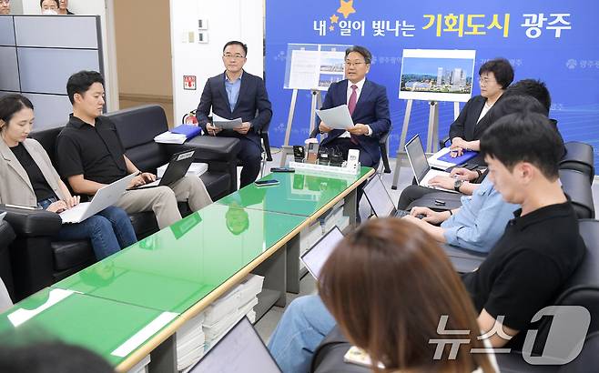 강기정 광주시장이 18일 시청 기자실에서 차담회를 하고 시내버스 파업과 금호타이어 새 공장 건립 등 지역 현안에 대해 설명하고 있다.(광주시 제공. 재판매 및 DB 금지) 2025.6.18/뉴스1