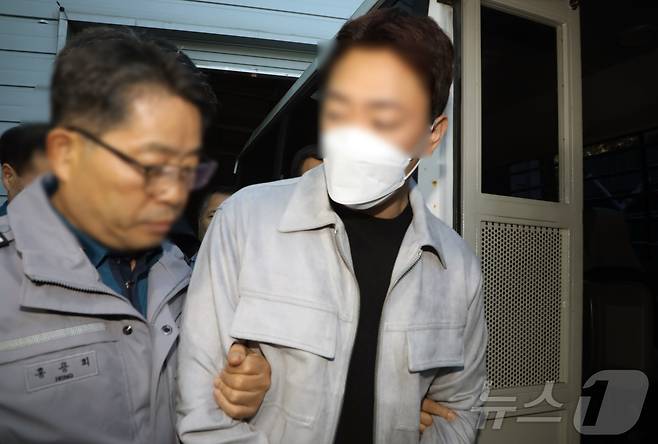 음주 상태로 마세라티를 몰다 오토바이에 타고 있던 20대 연인을 치어 사상케 하고 도주한 A 씨(33)가 지난해 10월 4일 오전 광주 서부경찰서에서 검찰로 송치되고 있다. 2024.10.4/뉴스1 ⓒ News1 이수민 기자