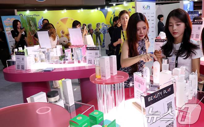 19일 서울 송파구 올림픽공원 핸드볼경기장에서 열린 2025 마이케이 페스타에서 외국인 등이 전시·체험부스를 살펴보고 있다. 2025.6.19/뉴스1 ⓒ News1 김명섭 기자