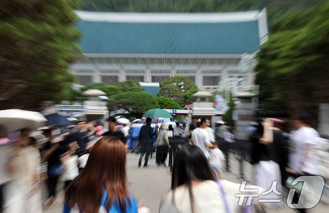 15일 서울 종로구 청와대 경내가 관람객들로 붐비고 있다. 2025.6.15/뉴스1 ⓒ News1 이동해 기자