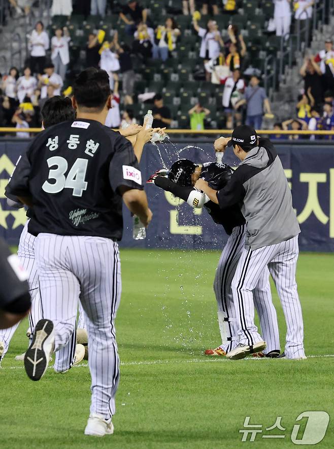 18일 오후 서울 송파구 잠실야구장에서 열린 프로야구 '2025 신한 SOL뱅크 KBO 리그' LG 트윈스와 NC 다이노스의 경기에서 9말 1사 1루, 3루상황 LG 송찬의가 끝내기 땅볼을 친 후 동료들 축하를 받고 있다. 2025.6.18/뉴스1 ⓒ News1 박세연 기자