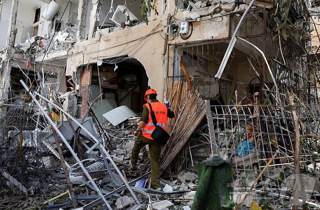 19일 이란의 미사일 공격을 받은 이스라엘 라마트 간의 한 건물에서 구조대원이 작업하고 있다. 2025.6.19 ⓒ 로이터=뉴스1 ⓒ News1 강민경 기자