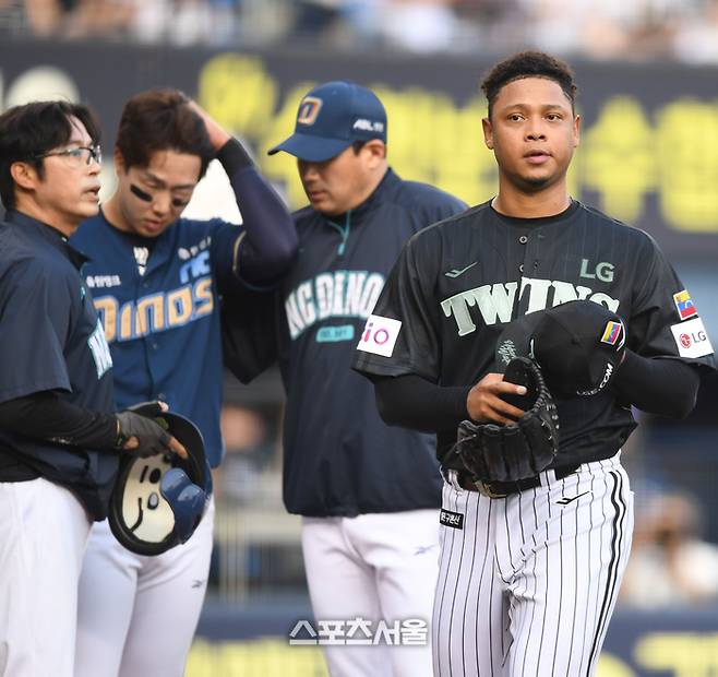 LG 선발투수 에르난데스가 17일 서울 잠실구장에서 열린 2025 KBO리그 NC와 경기 2회초 무사1루 상대 박건우 헤드샷으로 자동 퇴장돼 더그아웃으로 들어오고 있다. 잠실 | 최승섭기자 thunder@sportsseoul.com