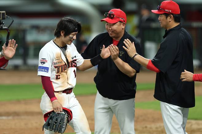 KIA 타이거즈 임시 주장 박찬호(왼쪽)와 하이파이브하는 이범호 감독. 사진제공=KIA 타이거즈