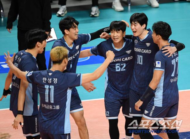 27일 장충체육관에서 열린 V리그 우리카드와 KB손해보험의 경기. 우리카드 박준혁이 득점 후 환호하고 있다. 장충=박재만 기자 pjm@sportschosun.com/2024.11.27/