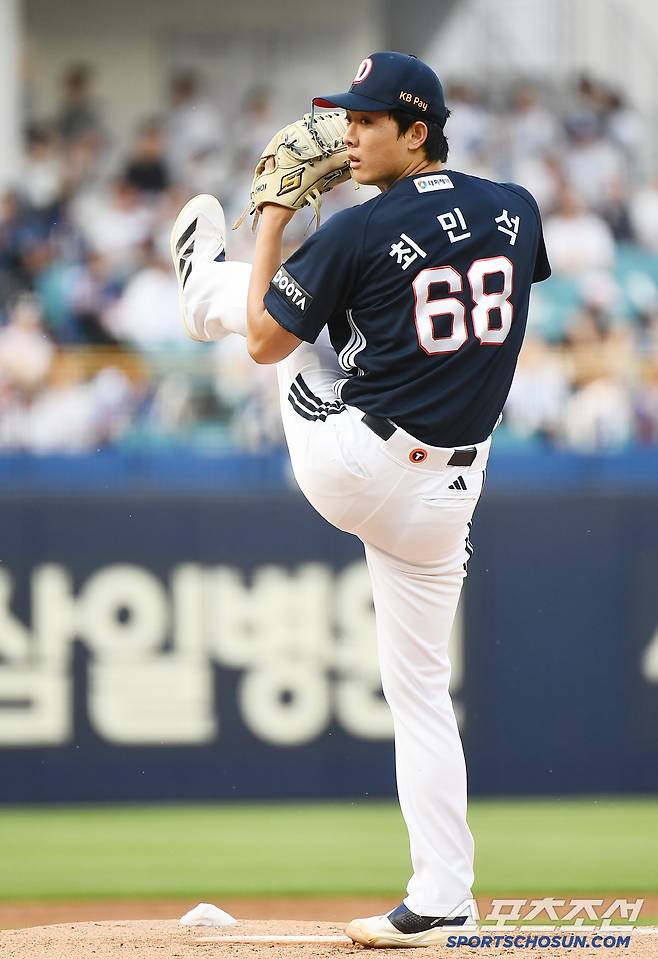 선발투수로 나선 최민석이 투구하는 모습