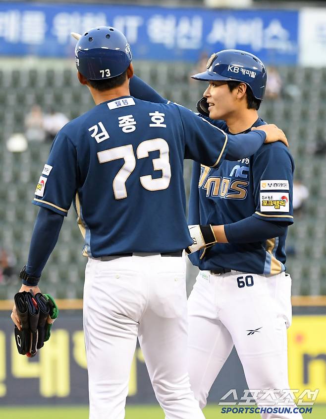 3회초 무사 1루 NC 고승완이 데뷔 첫 안타를 날린 뒤 환호했다.