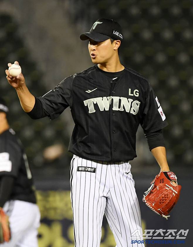 18일 잠실구장에서 열린 LG 트윈스와 NC 다이노스의 경기. LG 이정용이 숨을 고르고 있다. 잠실=박재만 기자 pjm@sportschosun.com/2025.06.18/