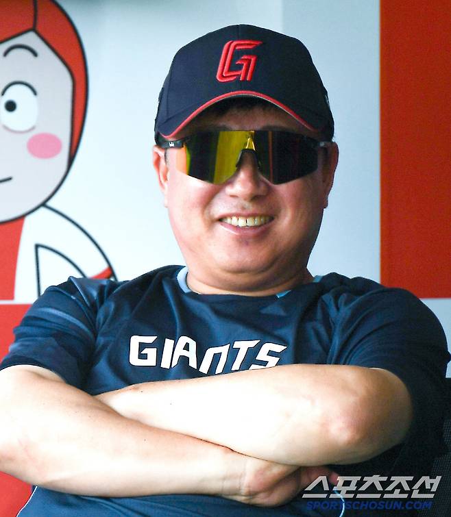 11일 수원 KT위즈파크에서 열린 롯데-KT전. 롯데 김태형 감독이 훈련을 지켜보고 있다. 수원=정재근 기자 cjg@sportschosun.com/2025.6.11/