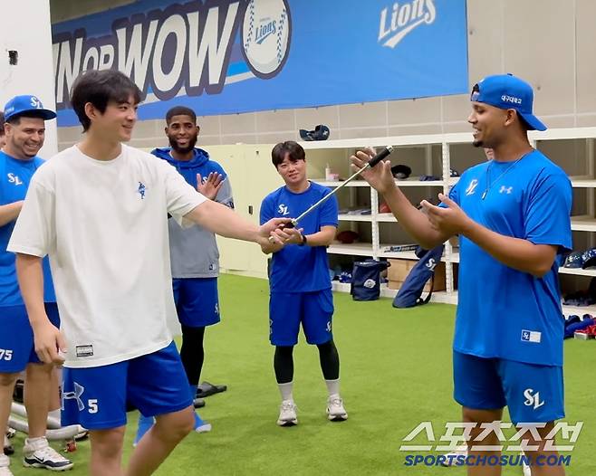 19일 대구 라이온즈파크. 삼성의 새 외국인 투수 헤르손 가라비토가 선수단에 합류해 훈련을 시작했다. 가라비토가 선수단 앞에서 인사를 마친 후 스페인어 노래를 부르자 구자욱이 마이크처럼 생긴 스틱을 건네고 있다. 대구=정재근 기자 cjg@sportschosun.com