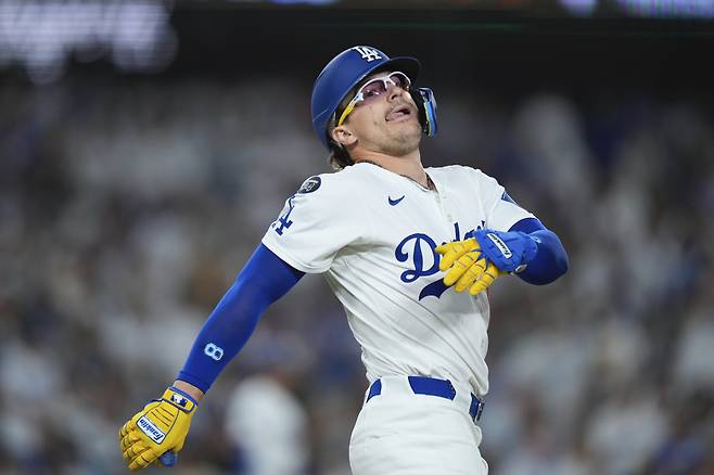 LA 다저스 키케 에르난데스가 19일(한국시각) 다저스타디움에서 열린 샌디에이고 파드리스전에서 7회말 1사 1,2루에서 우익수 플라이로 아웃된 직후 아쉬운 표정을 짓고 있다. AP연합뉴스