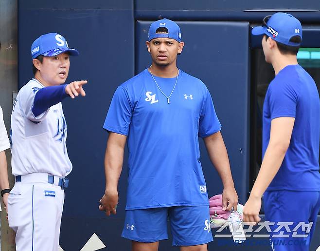 19일 대구 라이온즈파크. 삼성의 새 외국인 투수 헤르손 가라비토가 선수단에 합류해 훈련을 시작했다. 박석진 투수코치가 가라비토와 대화하고 있다. 대구=정재근 기자 cjg@sportschosun.com/2025.6.19/