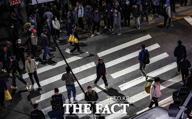 지난 4월 10일 새벽 서울 구로구 남구로역 인근 인력시장에서 건설 일용직 노동자들이 일자리를 구하기 위해 장사진을 이루고 있다. /뉴시스
