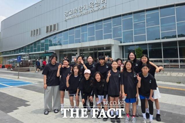 초·중·고교 여학생 12명으로 구성된 '아이스 타이거스' 선수들./드림 리그