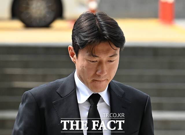 축구선수 황의조가 19일 오후 서울 서초구 서울중앙지방법원에서 열린 2심 첫 공판에 출석하고 있다. /장윤석 기자