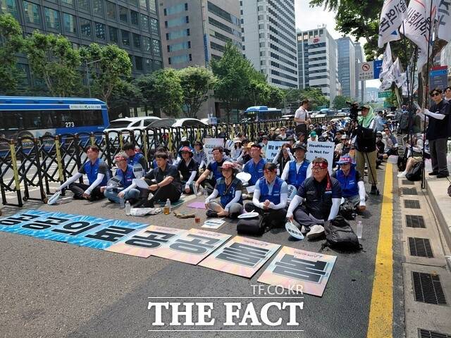 19일 공공운수노조 의료연대본부 소속 간호사, 요양보호사, 의료기사, 간병인 등 300여 명은 국정기획위원회에 지역의료 강화, 공공의료·공공돌봄 확충, 병원·돌봄노동자 인력 충원, 상업적 비대면진료 중단 등이 담긴 요구안을 전달했다. /사진=이준영 기자