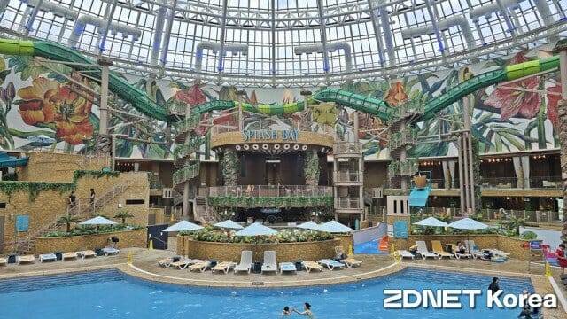 인스파이어 엔터테인먼트 리조트의 실내 워터파크 '스플래시 베이'