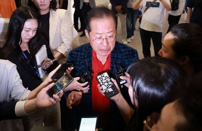 = 홍준표 전 대구시장이 17일 인천국제공항 제1여객터미널을 통해 귀국한 뒤 취재진과 인터뷰하고 있다. 연합뉴스