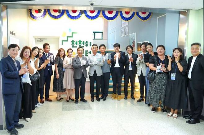 경계성지능인 평생교육센터 개관식에 참석한 류경기 중랑구청장과 관계자들. 중랑구 제공.