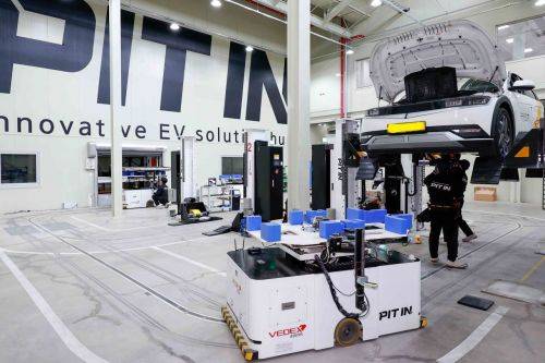 경기 안양 피트인 본사에서 정비사들이 전기차 배터리팩을 교체 하고 있다. 강진형 기자