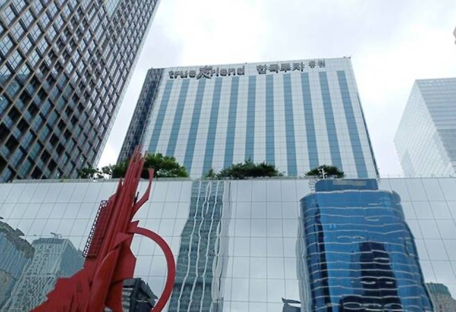 한국투자증권이 판매한 벨기에코어오피스 부동산신탁 공모펀드 피해자들이 19일 금융감독원 본원과 한국투자증권 본사 앞에서 대규모 시위를 벌였다.