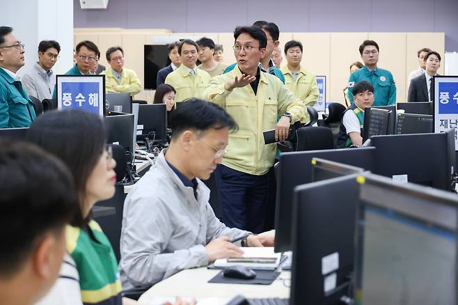 김민석 국무총리 후보자가 18일 서울시 재난안전상황실을 찾아 장마 대비 상황을 점검하고 있다. 김 후보자는 “재난이 터졌을 때만 움직이지 않고 위기보다 먼저 뛰는 정부, 국민이 체감하기 전에 움직이는 선제적 대응의 정부로 완전히 탈바꿈하겠다”고 했다./국무총리 후보자 인사청문준비단